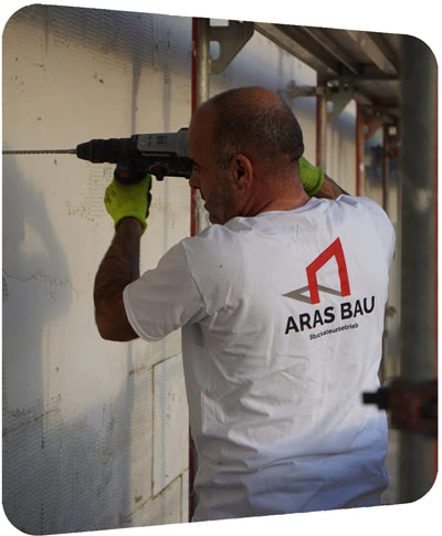 Stuckateur bei Putzarbeiten in Weissach im Tal